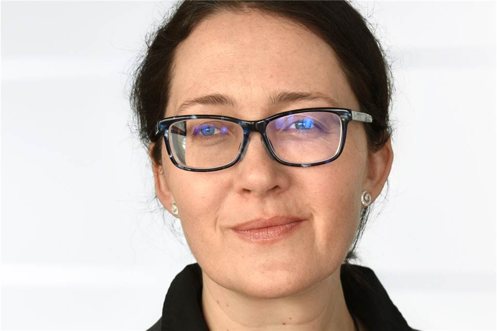 Omikron-Welle: Welche Corona-Notfallpläne gibt es in Dortmund? Britta Heydenbluth ist Sprecherin von DSW21 in Dortmund. Dort ist man auf mögliche Personalengpässe durch Omikron vorbereitet. „Es käme dann etwa zu Maßnahmen wie bei einem Wintereinbruch“, sagt sie. Es würden einige Bus- und Bahnlinien eingestellt und/oder Takte reduziert.