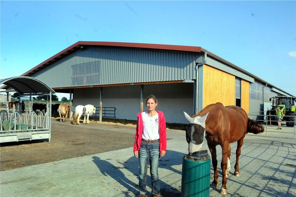 ritta Hötter hat mit ihrem Ehemann Michael Hötter den jahrelang leerstehenden Bauernhof auf der Hüsingheide gekauft und dort einen Pferdehof eröffnet.