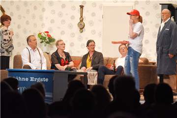 Britta Jentsch übernimmt gleich mehrere Rollen, hier als Pizza-Botin.