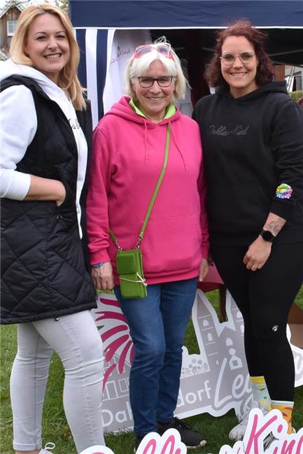 Britta Kockentiedt, Alwine Rösing und Alexa Rass präsentieren Dahliendorfkind-Kollektion