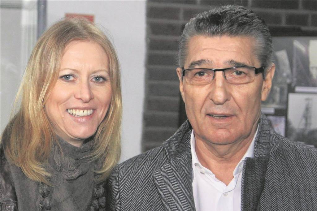 Erbrechts-Experte Dr. Strutz: Assauer-Testament ist und bleibt ungültig Britta und Rudi Assauer waren von 2011 bis 2013 verheiratet. Die zweite Ehefrau des einstigen Schalke-Managers wollte die Scheidung nicht und glaubt, dass ihr an Alzheimer erkrankter Mann von seinem engsten Umfeld zur Scheidung überredet und gedrängt wurde.