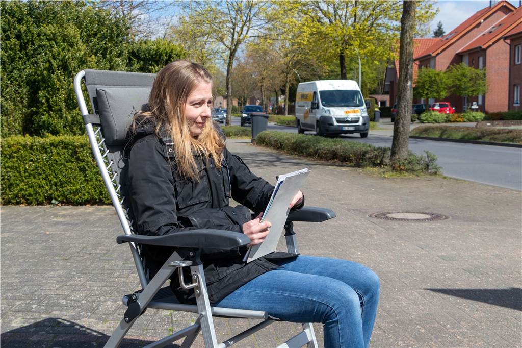 Anwohner-Protest hat Erfolg: Tempo-30-Zone an der Overbergstraße kommt Britta Wehr zählt die Autos an der Beatrixstraße. Die Nachbarschaft hat sich in Schichten aufgeteilt. Jede Schicht dauert zwei bis drei Stunden.