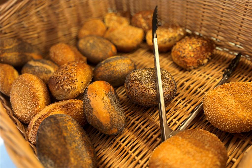 Brötchen liegen in einem Korb.