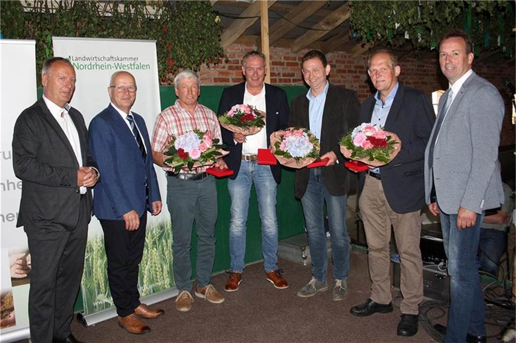 Gut 300 Jahre Ehrenamt in der Landwirtschaft ausgezeichnet Bronzenen-Schorlemer-Plakettenträger: Das Präsidium des WLV hat Ludger Pass aus Raesfeld (3.v.l.), Heinz Brügger aus Legden (4.v.l.), Alois Voß aus Ahaus (5.v.l.) sowie Josef Tekotte aus Rhede (6.v.l.) für ihre Verdienste um den landwirtschaftlichen Berufsstand mit der Schorlemer-Plakette in Bronze ausgezeichnet. Sie wurde beim Festakt in Rhede von WLV-Präsident Hubertus Beringmeier (2.v.l.) überreicht. Zu den Gratulanten zählten WLV-Kreisgeschäftsführer Jörg Sümpelmann (l.) und der stellvertretende WLV-Kreisverbandsvorsitzende, Heinz-Josef Elpers