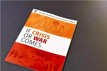 Broschüre „Falls Krise oder Krieg kommt“ („If Crisis or War comes“). Die Zivilschutzbehörde von Schweden verschickt seit dieser Woche Broschüren mit Ratschlägen für den Krisen- oder Kriegsfall an rund 4,8 Millionen schwedische Haushalte. Foto: Pontus Lundahl/TT/AP