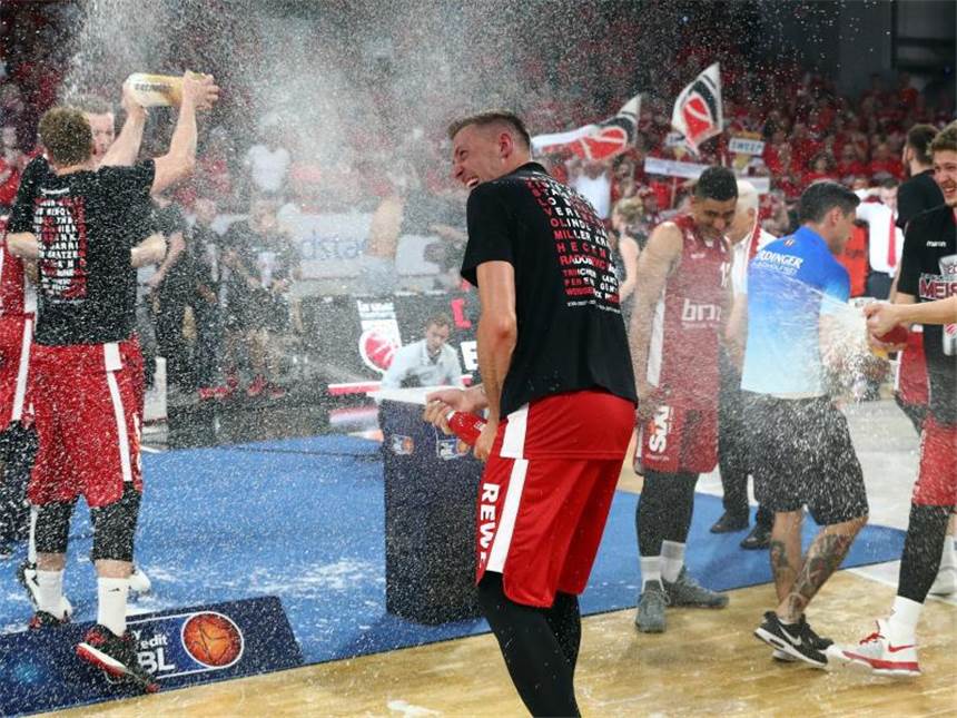 Bamberg stürmt zur neunten Meisterschaft Brose Bamberg feiert den Gewinn der neunten deutschen Meisterschaft. Foto: Daniel Karmann