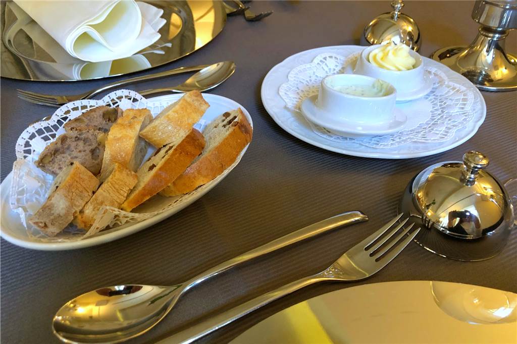 Blind Date mit der Spitzenküche im Clemens in Ammeloe Brot mit Salzbutter und Bärlauchdip zum Auftakt