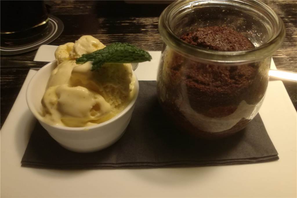 Brownie mit Vanilleeis