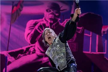 Bruce Dickinson bringt mit seiner Band Iron Maiden den Königsplatz zum Kochen. Foto: Peter Kneffel