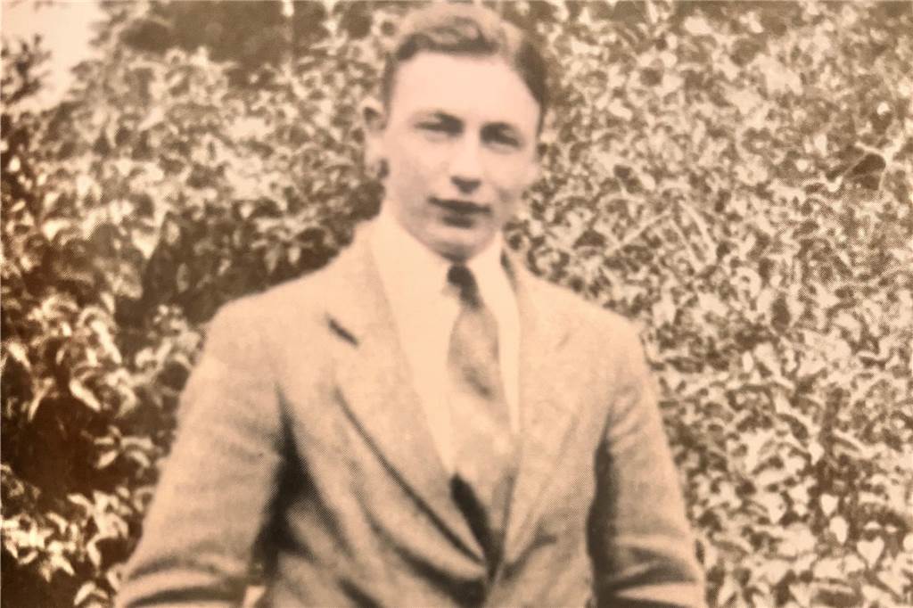 Nazis töteten seinen Onkel: Peter Dowding an einem Ort des Schreckens Bruce Dowding auf einem Bild, das 1938/39 in Frankreich entstanden ist.