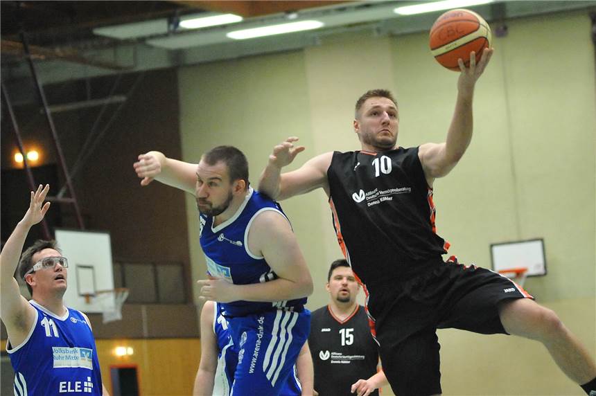 Saison-Abbruch im Basketball wegen Corona: Das sind die Folgen für den Castroper BC Bruce Fabri (am Ball) und die Basketballer des Castroper BC müssen auf die restlichen Partien der Kreisliga-Saison 2019/20 vezichten.