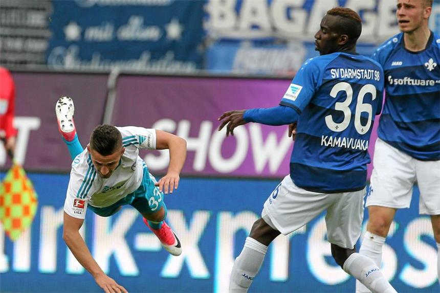 Schalker Problemprofi darf nicht mit nach Mittersill Bruchlandung: Schalkes Donis Avdijaj (l.) wurde wegen seiner Undiszipliniertheiten vom Trainingslager ausgeschlossen.