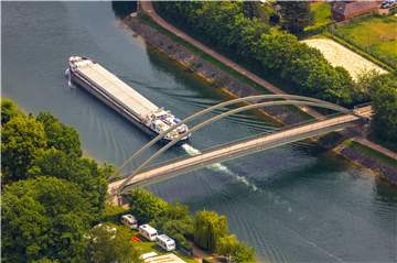 Brücken über den Wesel-Datteln-Kanal wie diese hier Im Höffken in Haltern üben auf Heranwachsende oft einen unwiderstehlichen Reiz aus.