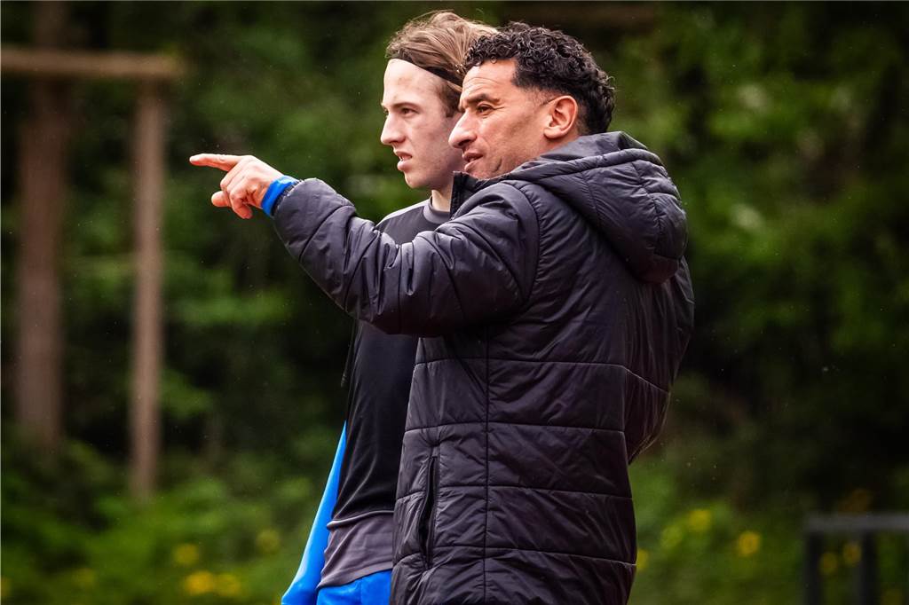 Schürens großer Schritt in Richtung Klassenerhalt Brünninghausen-Trainer Mounir Bazzani gibt einem Spieler Anweisungen.