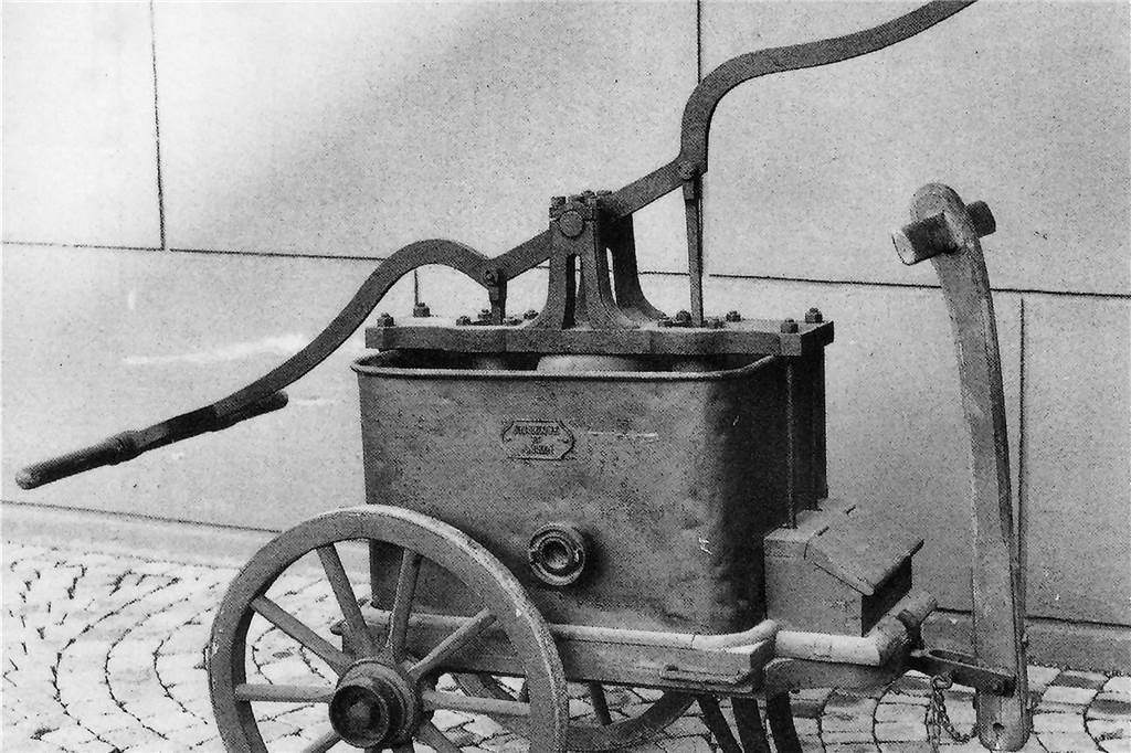Brunnen-Geschichten: Wichtig zum Waschen, Brauen und Löschen Brunnen waren früher Wasserlieferanten, vor allem auch fürs Löschen der häufig entstandenen Brände. Hier ein alter Feuerwehr-Pumpwagen.