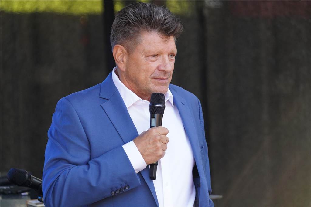 Bruno "Günna" Knust gastierte mit seinem Programm "Keine Spirenzken" im Biergarten des Restaurants "Tante Amanda" in Dortmund-Westerfilde. Die Besucher der Open-Air-Veranstaltung waren begeistert.