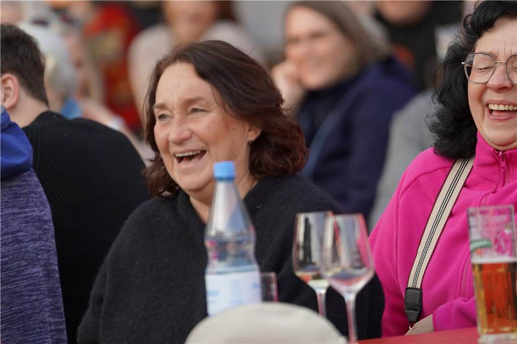 Bruno "Günna" Knust gastierte mit seinem Programm "Keine Spirenzken" im Biergarten des Restaurants "Tante Amanda" in Dortmund-Westerfilde. Die Besucher der Open-Air-Veranstaltung waren begeistert.