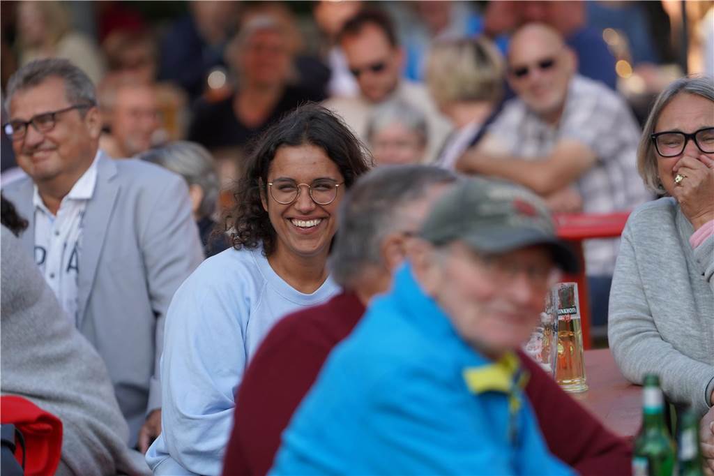 Bruno "Günna" Knust gastierte mit seinem Programm "Keine Spirenzken" im Biergarten des Restaurants "Tante Amanda" in Dortmund-Westerfilde. Die Besucher der Open-Air-Veranstaltung waren begeistert.