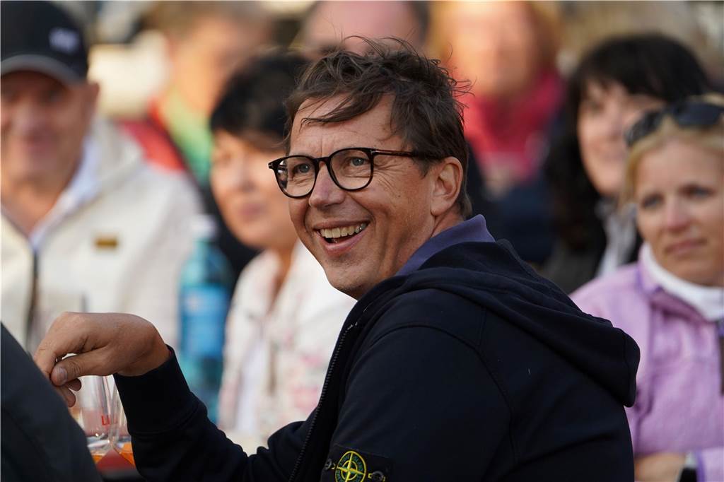 Bruno "Günna" Knust gastierte mit seinem Programm "Keine Spirenzken" im Biergarten des Restaurants "Tante Amanda" in Dortmund-Westerfilde. Die Besucher der Open-Air-Veranstaltung waren begeistert.