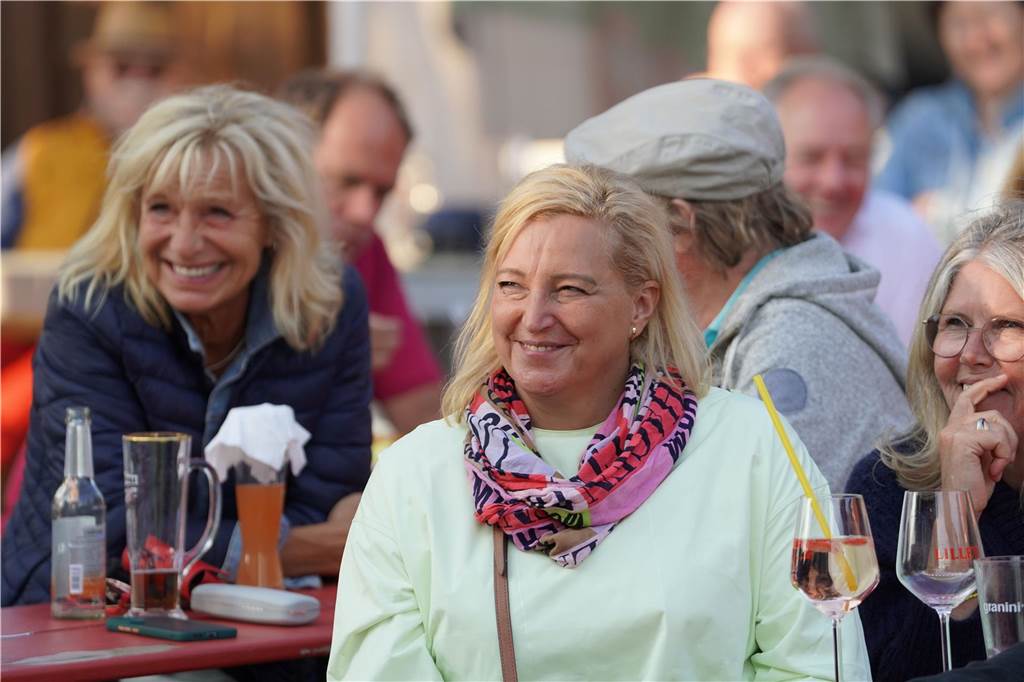 Bruno "Günna" Knust gastierte mit seinem Programm "Keine Spirenzken" im Biergarten des Restaurants "Tante Amanda" in Dortmund-Westerfilde. Die Besucher der Open-Air-Veranstaltung waren begeistert.