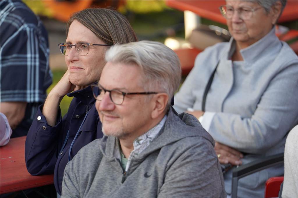 Bruno "Günna" Knust gastierte mit seinem Programm "Keine Spirenzken" im Biergarten des Restaurants "Tante Amanda" in Dortmund-Westerfilde. Die Besucher der Open-Air-Veranstaltung waren begeistert.