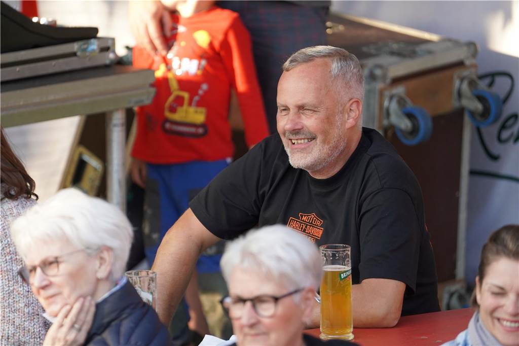 Bruno "Günna" Knust gastierte mit seinem Programm "Keine Spirenzken" im Biergarten des Restaurants "Tante Amanda" in Dortmund-Westerfilde. Die Besucher der Open-Air-Veranstaltung waren begeistert.