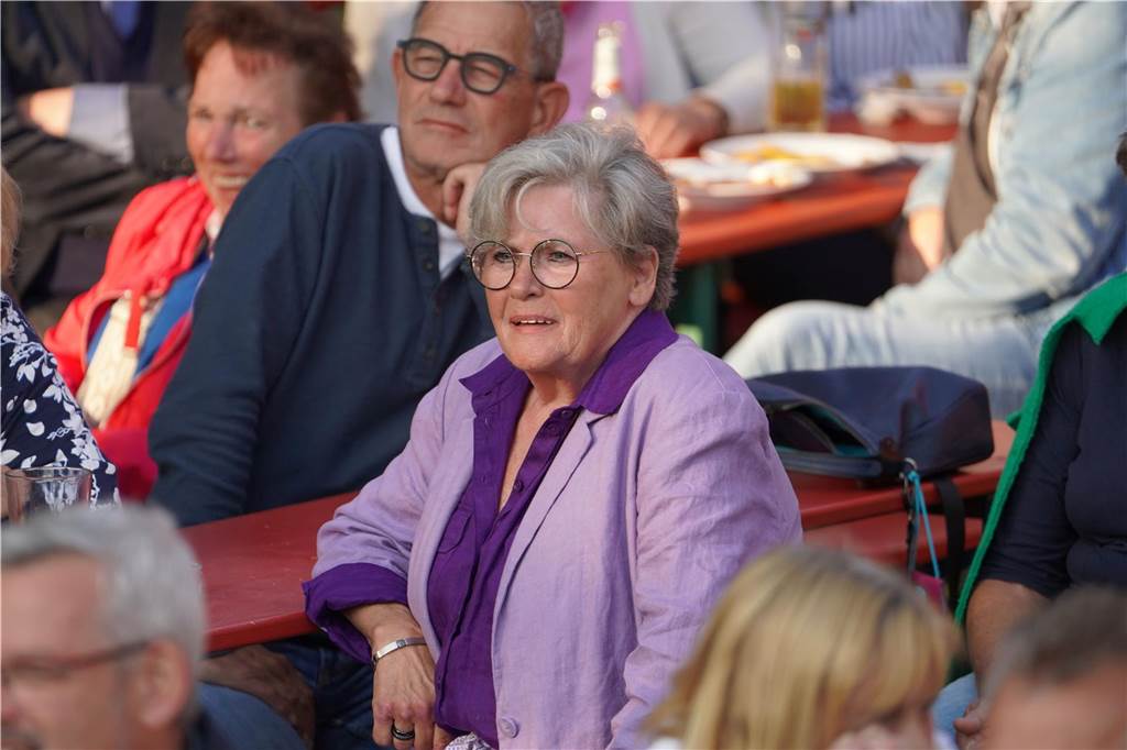Bruno "Günna" Knust gastierte mit seinem Programm "Keine Spirenzken" im Biergarten des Restaurants "Tante Amanda" in Dortmund-Westerfilde. Die Besucher der Open-Air-Veranstaltung waren begeistert.