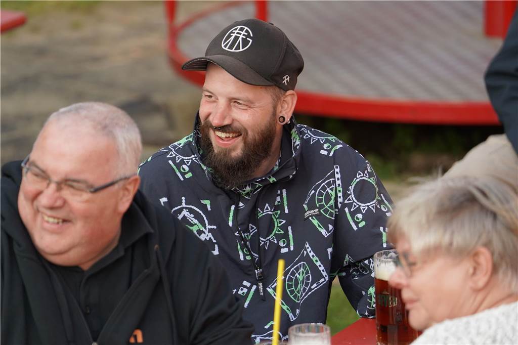 Bruno "Günna" Knust gastierte mit seinem Programm "Keine Spirenzken" im Biergarten des Restaurants "Tante Amanda" in Dortmund-Westerfilde. Die Besucher der Open-Air-Veranstaltung waren begeistert.