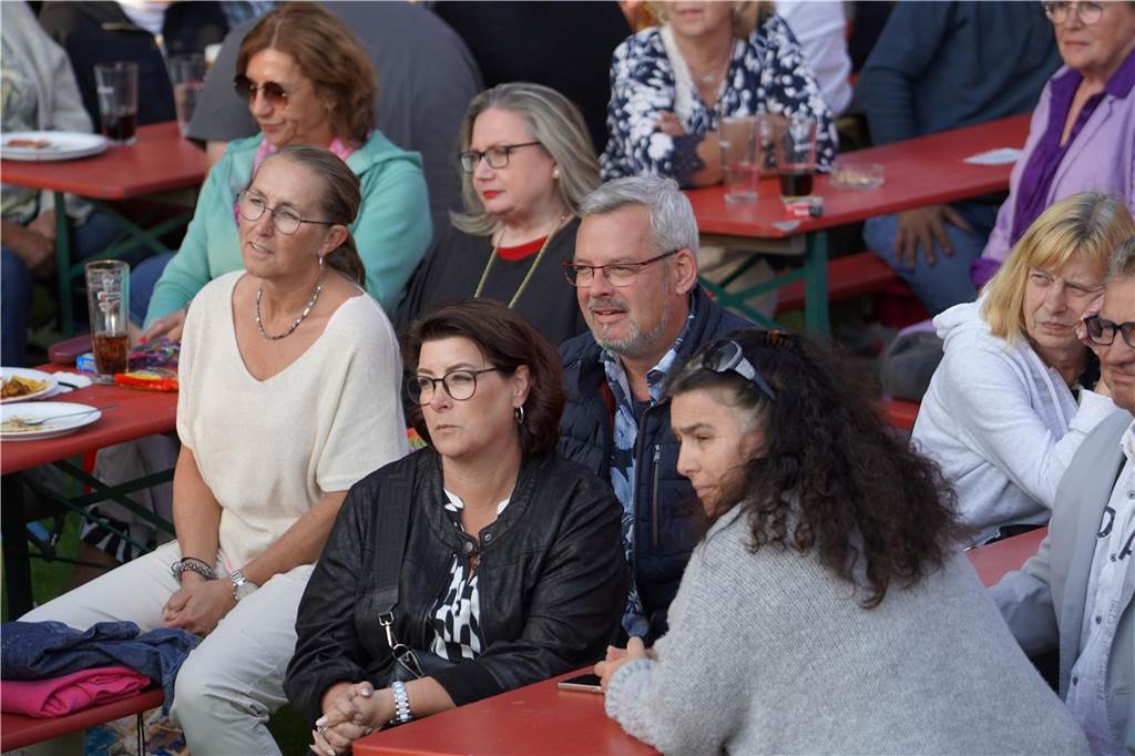 Bruno "Günna" Knust gastierte mit seinem Programm "Keine Spirenzken" im Biergarten des Restaurants "Tante Amanda" in Dortmund-Westerfilde. Die Besucher der Open-Air-Veranstaltung waren begeistert.