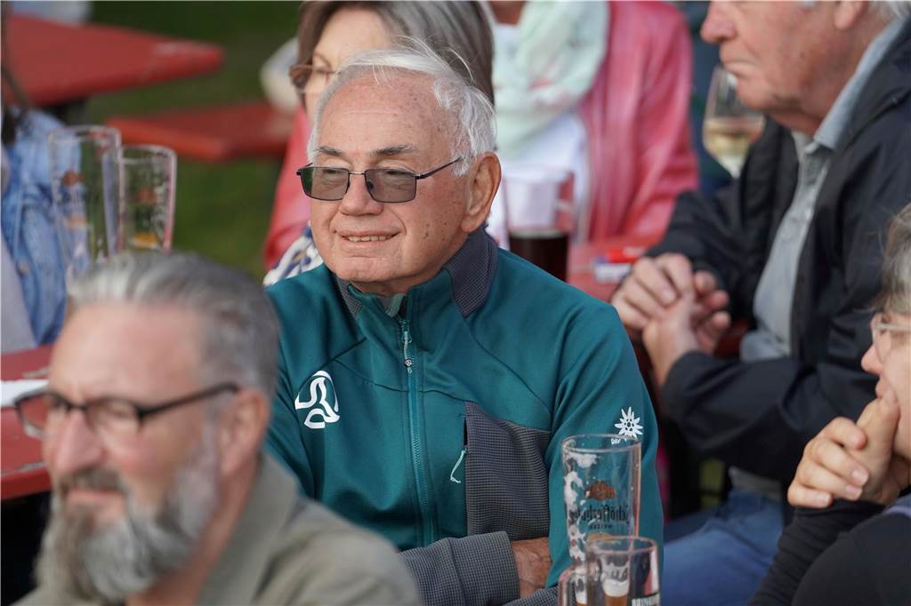 Bruno "Günna" Knust gastierte mit seinem Programm "Keine Spirenzken" im Biergarten des Restaurants "Tante Amanda" in Dortmund-Westerfilde. Die Besucher der Open-Air-Veranstaltung waren begeistert.