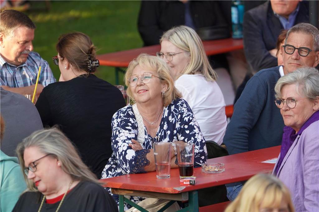 Bruno "Günna" Knust gastierte mit seinem Programm "Keine Spirenzken" im Biergarten des Restaurants "Tante Amanda" in Dortmund-Westerfilde. Die Besucher der Open-Air-Veranstaltung waren begeistert.