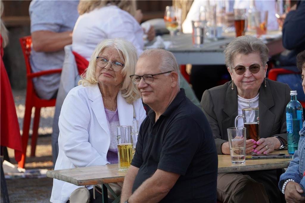 Bruno "Günna" Knust gastierte mit seinem Programm "Keine Spirenzken" im Biergarten des Restaurants "Tante Amanda" in Dortmund-Westerfilde. Die Besucher der Open-Air-Veranstaltung waren begeistert.