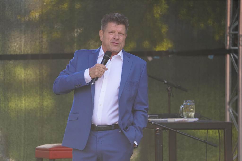 Bruno "Günna" Knust gastierte mit seinem Programm "Keine Spirenzken" im Biergarten des Restaurants "Tante Amanda" in Dortmund-Westerfilde. Die Besucher der Open-Air-Veranstaltung waren begeistert.