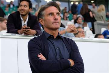 Bruno Labbadia möchte noch kein offizielles Saisonziel für den VfL Wolfsburg ausgeben. Foto: Peter Steffen