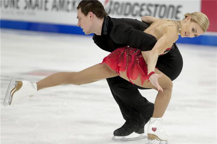 Paarläufer Savchenko/Massot führen bei Grand-Prix-Finale Bruno Massot und Aljona Savchenko zeigten im japanischen Nagoya ein fehlerfreies Kurzprogramm. Foto: Julie Jacobson