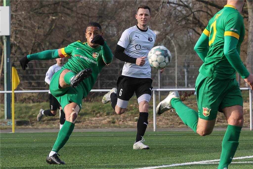 Wieder ein Trainerwechsel beim FC Roj - Schon der dritte in dieser Spielzeit Bruno Pereira Do Carmo (l.) ist neuer Trainer des FC Roj.