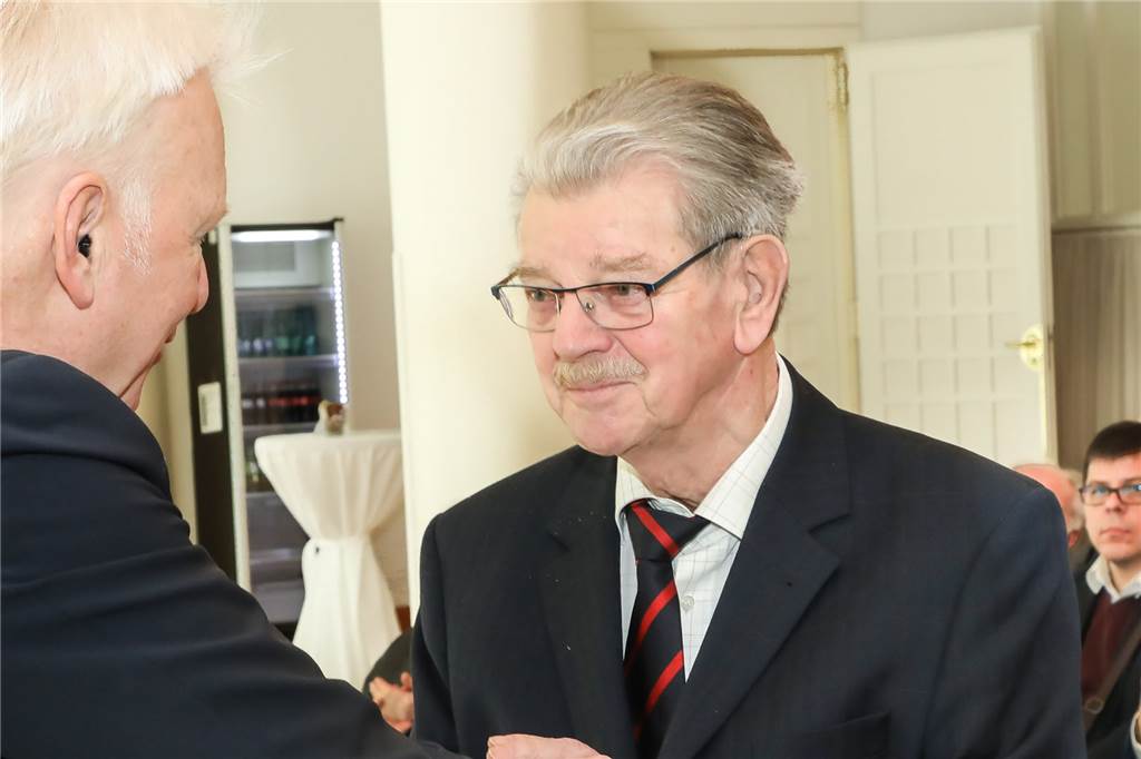 Lanstroper Ei: Warum ist der Wasserturm immer noch eingerüstet? Bruno Schreurs, hier bei der Verleihung des Bundesverdienstkreuzes im Februar 2020 durch den damaligen Oberbürgermeister Ullrich Sierau, setzt sich besonders für die Sanierung des Lanstroper Eis ein