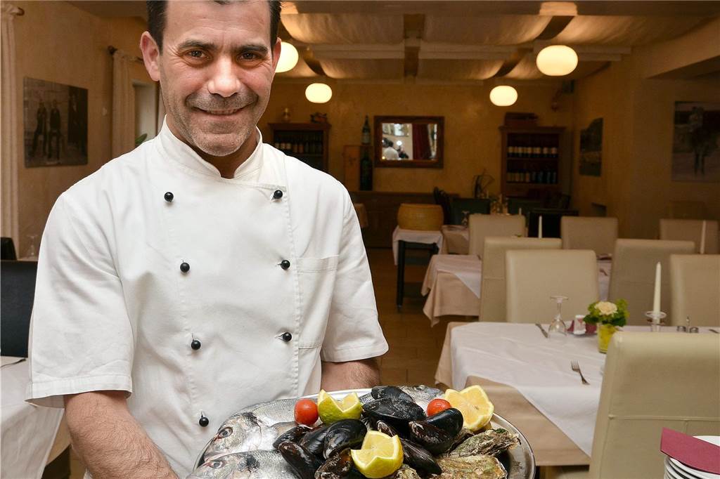 Dorstener Köche laden zur kulinarischen Rundfahrt auf dem Menükarussell Bruno Scroccu, Inhaber der Trattoria Sardegna da Bruno in Lembeck