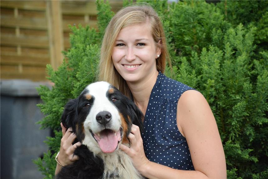 Das sind Bruno und sein Schutzengel Bruno und seine Lebensretterin: Jaqueline Hortlik hielt ihren Berner Sennenhund vor drei Wochen minutenlang über Wasser, bis die Feuerwehr eintraf.