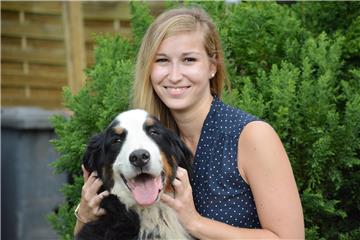 Bruno und seine Lebensretterin: Jaqueline Hortlik hielt ihren Berner Sennenhund vor drei Wochen minutenlang über Wasser, bis die Feuerwehr eintraf.