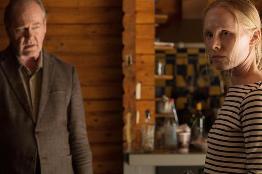 Bruno van Leeuwen (Peter Haber) fragt Fleur Martens (Susanne Wuest) nach der Beziehung zu ihrem Mann. Foto: ZDF/Jo Voets