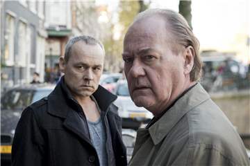 Bruno van Leeuwen (Peter Haber, r) und Anton Gallo (Marcel Hensema) rollen gemeinsam einen alten Fall wieder auf. Foto: Martin Valentin Menke/ZDF