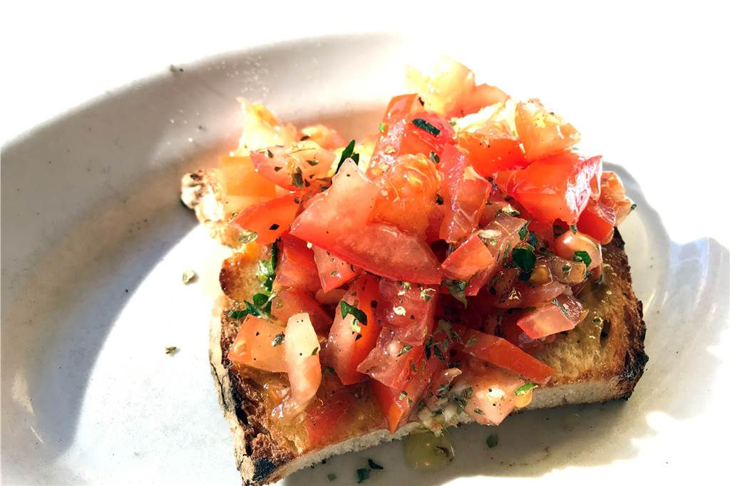 Wir testen Schwerter Restaurants: Das „Miramare“ lockt mit kleinen Portionen am Mittag Bruschetta mit hausgebackenem Brot.