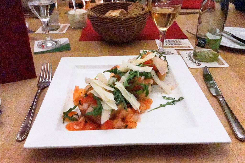 Meyerinks verwöhnen mit gutem Essen und ganz viel Herzlichkeit Bruschetta quer über den Teller.