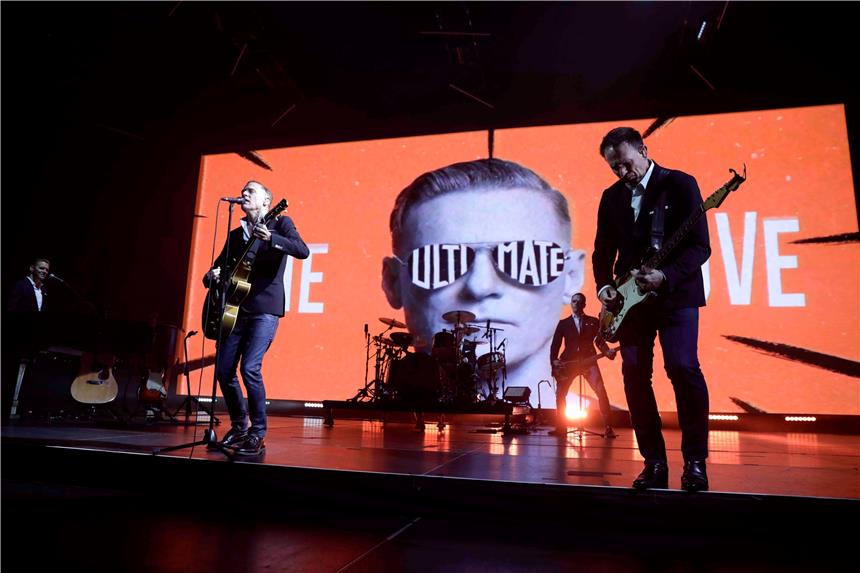 Er meint es ernst: Bryan Adams predigt in Köln die Liebe Bryan Adams in der Kölner Lanxess-Arena.