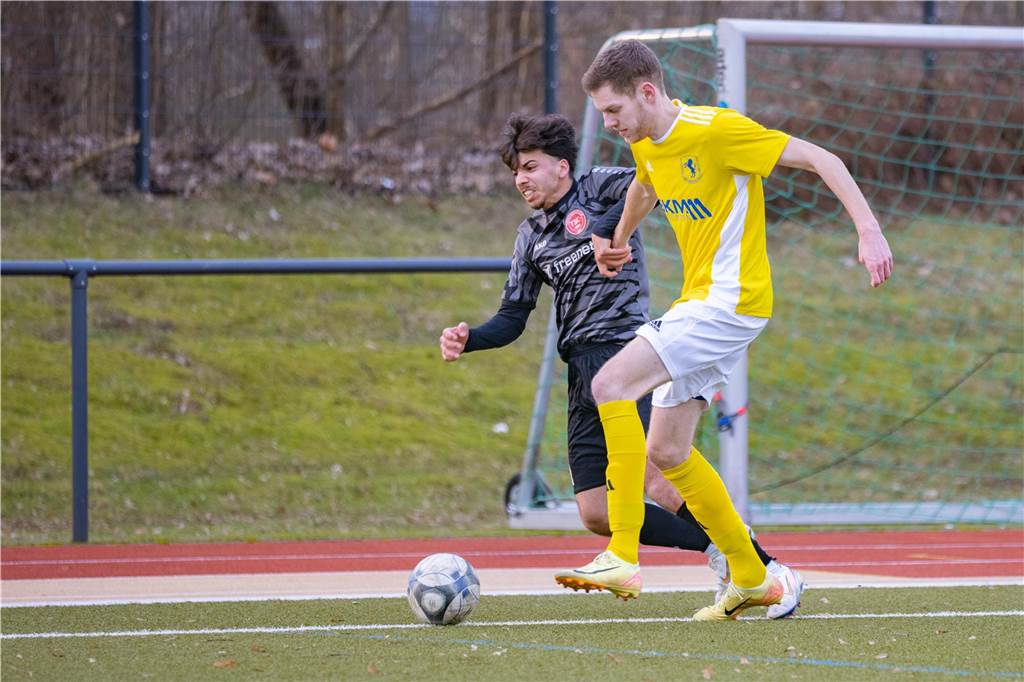 BSV-Heeren-Spieler erobert Ball.
