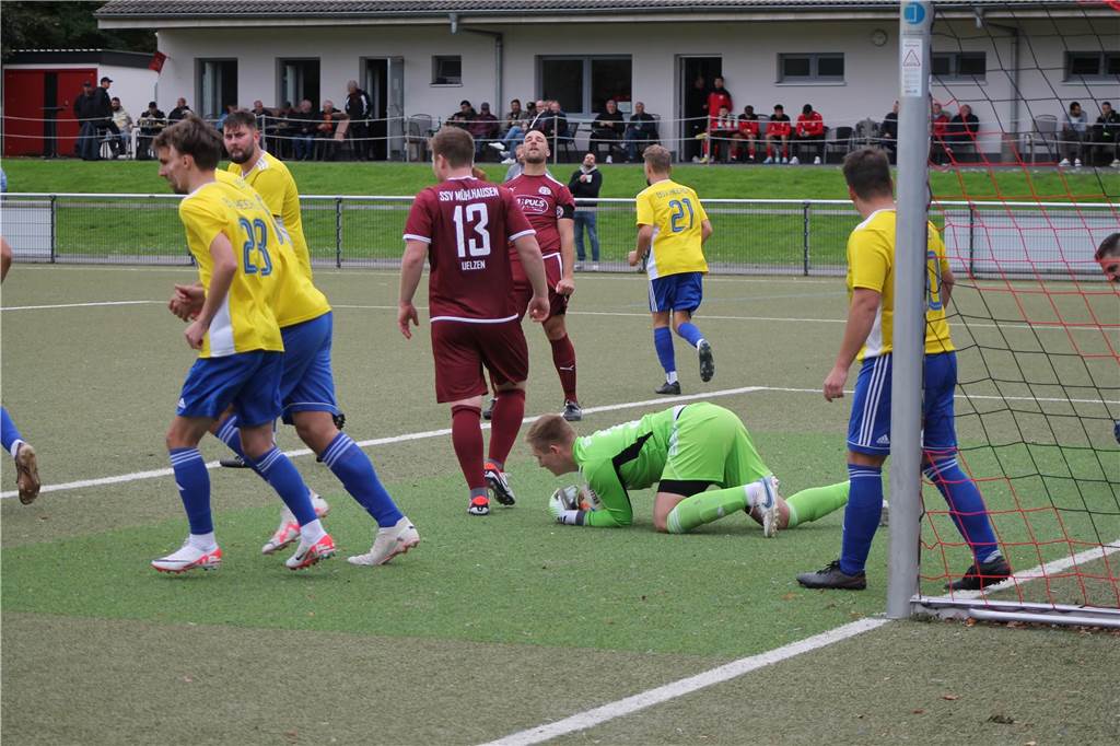 BSV-Heeren-Spieler verletzt sich schwer: „Es hörte sich an wie ein Achillessehnenriss“ BSV-Keeper Leon Rehle begräbt den Ball unter sich. Mühlhausens Kai Uwe Kobilsek (hinten) trauert einer vergebenen Chance hinterher.