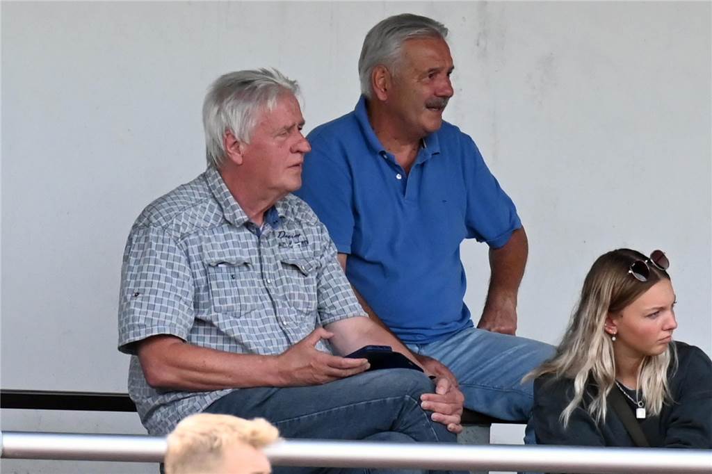 Spieler sagt nach Weihnachtsfeier wieder ab: „Soetwas habe ich noch nie erlebt“ BSV-Vorsitzender Ulrich Eckei (l.) - hier neben Klaus Becker - ist enttäuscht über die Absage von David Onisimov.