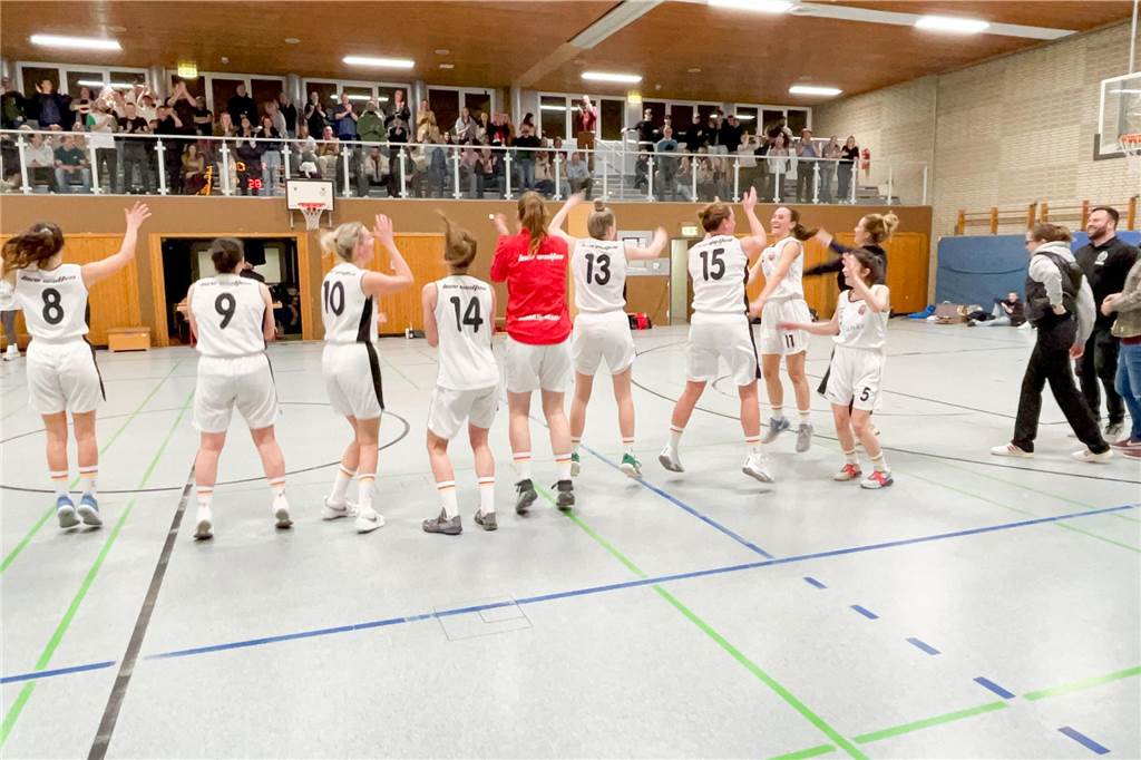 BSV Wulfen feiert nach einem 85:53 (48:21) über die DJK Adler Frintrop den Aufstieg in die Oberliga, 21.3.2025