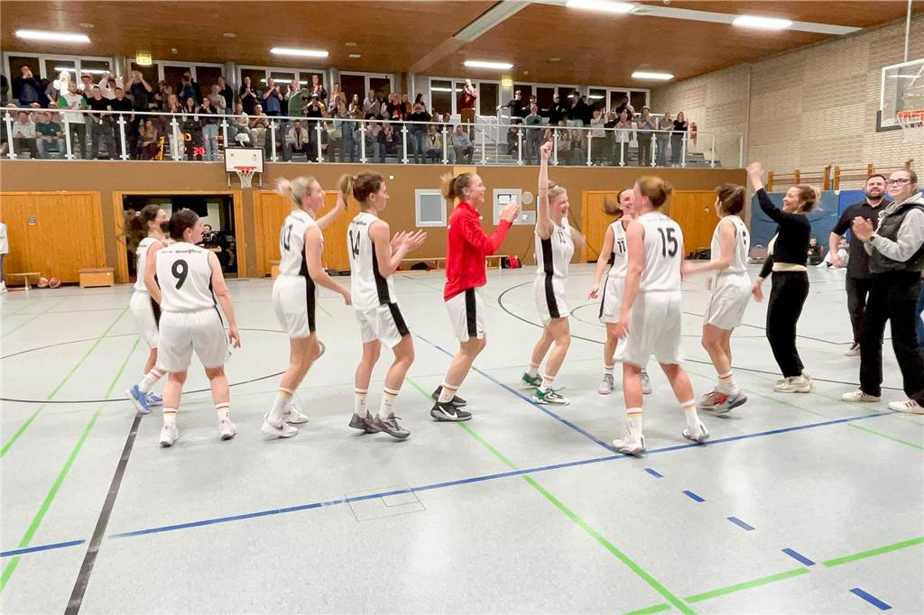 BSV Wulfen feiert nach einem 85:53 (48:21) über die DJK Adler Frintrop den Aufstieg in die Oberliga, 21.3.2025